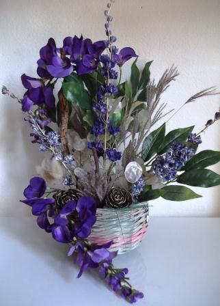Panier de fleurs violettes en tergal 